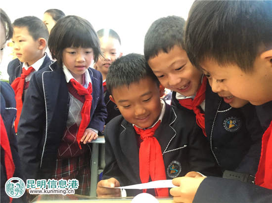 书林二小西苑分校开学发“红包” 幸运者可当升旗手