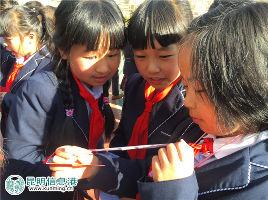 书林二小西苑分校开学发“红包” 幸运者可当升旗手