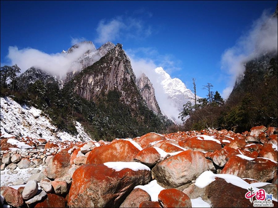 环贡嘎旅游线——燕子沟白雪红石醉人心