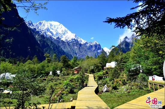 环贡嘎旅游线——燕子沟白雪红石醉人心