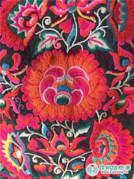 楚雄永仁举行2018年彝族刺绣大赛 500名绣女现场秀技