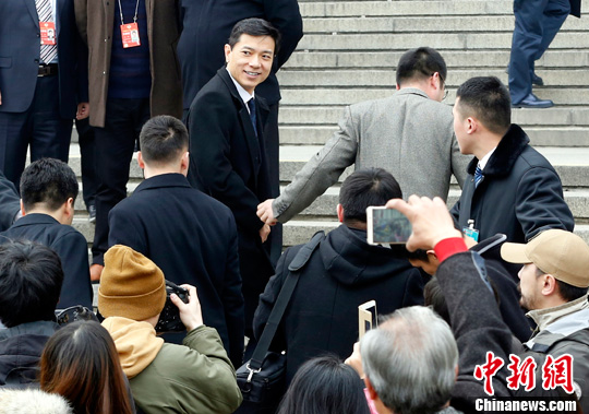 民营企业家参政议政 关注新科技改变生活 民营企业家参政议政 关注新科技改变生活