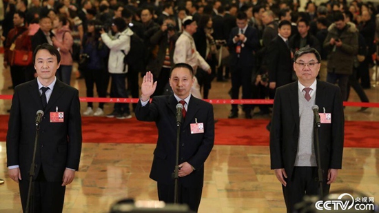 【2018两会】看,两会首次“代表通道”走出新时代气质 【2018两会】看,两会首次“代表通道”走出新时代气质