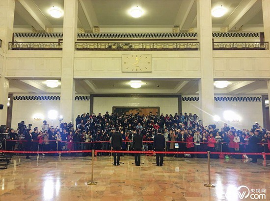 【2018两会】看,两会首次“代表通道”走出新时代气质 【2018两会】看,两会首次“代表通道”走出新时代气质