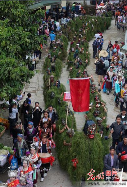 广西融水青年舞“芒蒿”迎“惊蛰”
