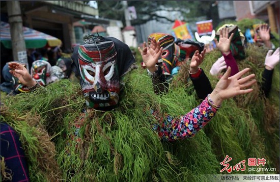 广西融水青年舞“芒蒿”迎“惊蛰”