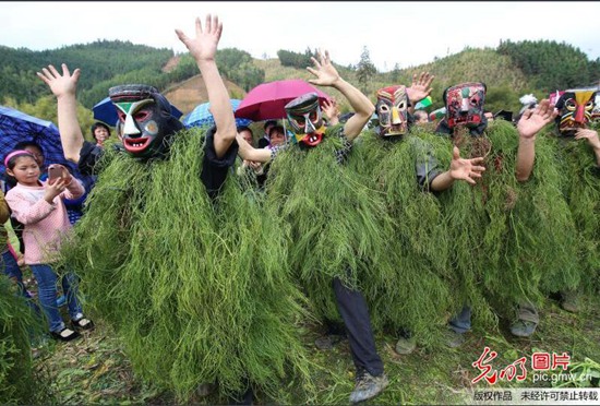 广西融水青年舞“芒蒿”迎“惊蛰”