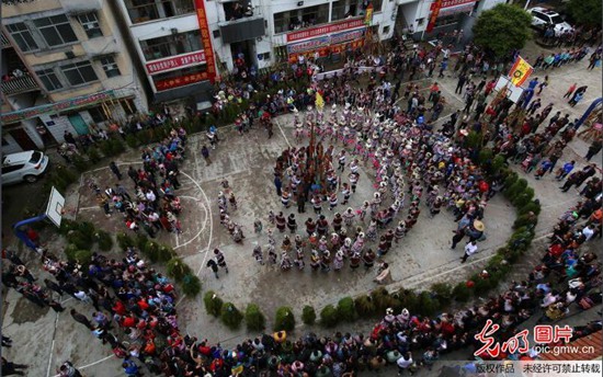广西融水青年舞“芒蒿”迎“惊蛰”
