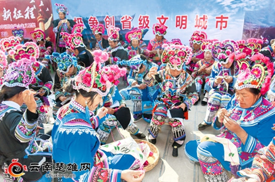 500位绣女现场秀技 千年彝绣展传承之美 500位绣女现场秀技 千年彝绣展传承之美