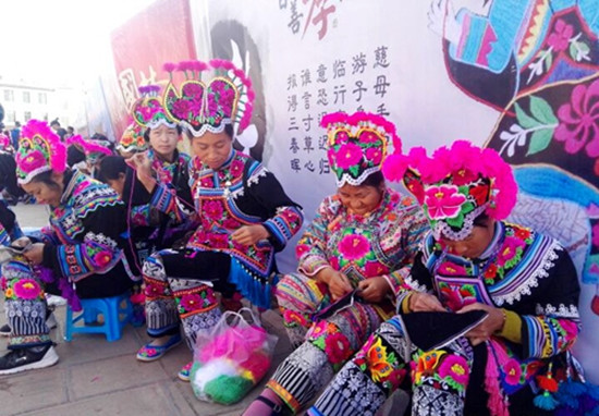 500位绣女现场秀技 千年彝绣展传承之美 500位绣女现场秀技 千年彝绣展传承之美