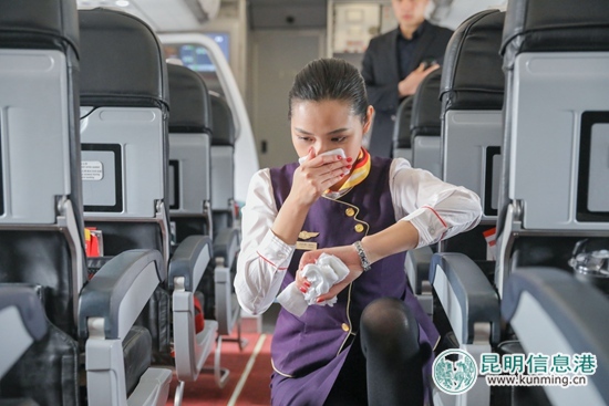 祥鹏航空顺利开展机上锂电池自燃暨机上颠簸应急实战演练 祥鹏航空顺利开展机上锂电池自燃暨机上颠簸应急实战演练