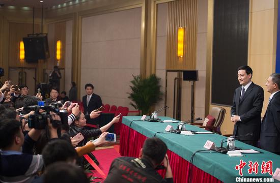 十三届全国人大一次会议新闻中心于3月10日15时举行记者会，国务院国资委主任肖亚庆，副秘书长、新闻发言人彭华岗就“国有企业改革发展”相关问题回答记者提问。