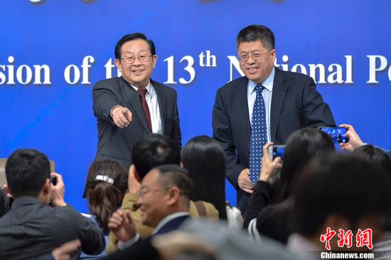 3月10日上午，十三届全国人大一次会议在北京举行记者会，科技部部长万钢、政策法规与监督司司长贺德方、创新发展司司长许倞就“加快建设创新型国家”相关问题回答中外记者提问。图为万钢（左）、贺德方（右）向记者致意。 中新社记者 骆云飞 摄