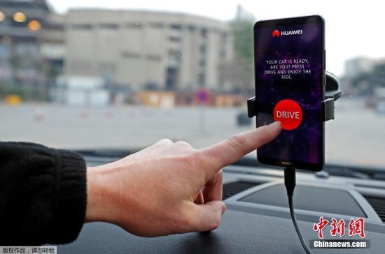 华为展示如何用自家手机来控制一台自动导航汽车。