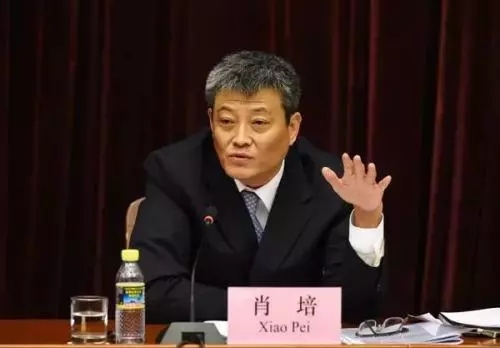 中央纪委副书记 肖培: 这次在宪法总纲第一条,国体的规定当中载入中国共产党的领导是中国特色社会主义的本质特征,意义非凡。它彰显了中国特色社会主义的道路自信、理论自信、制度自信和文化自信,在新时代我们需要这种自信,这是我们充满自信面向世界的表现。 创新、协调、绿色、开放、共享的新发 中央纪委副书记 肖培: 这次在宪法总纲第一条,国体的规定当中载入中国共产党的领导是中国特色社会主义的本质特征,意义非凡。它彰显了中国特色社会主义的道路自信、理论自信、制度自信和文化自信,在新时代我们需要这种自信,这是我们充满自信面向世界的表现。 创新、协调、绿色、开放、共享的新发