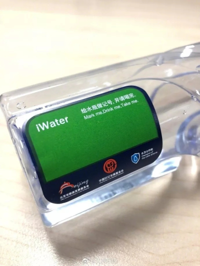 两会矿泉水瓶上多了一个小东西，数万网友狂点赞！