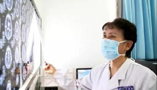 脑血管病的女斗士:跪着为病患做超声 半条命当一条半使 脑血管病的女斗士:跪着为病患做超声 半条命当一条半使