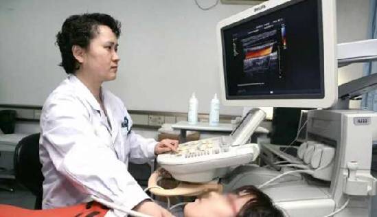 脑血管病的女斗士:跪着为病患做超声 半条命当一条半使 脑血管病的女斗士:跪着为病患做超声 半条命当一条半使