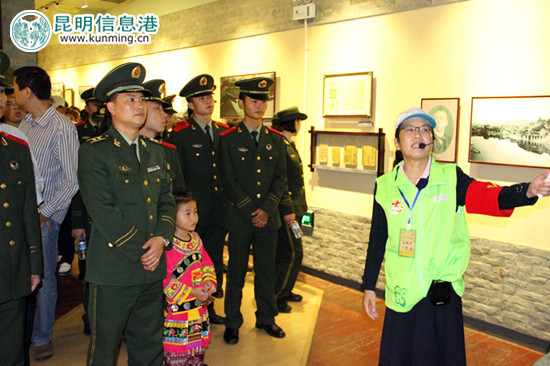 志愿者在讲武堂义务讲解