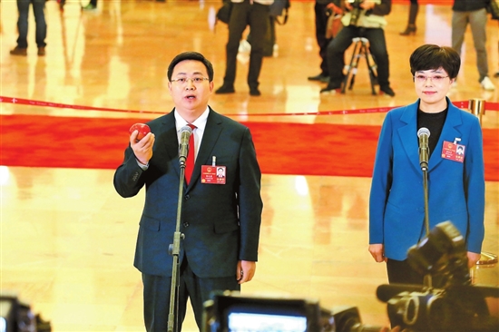 郭大进代表亮相“代表通道”——我为金苹果“代言”