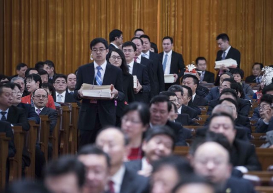 特写：历史性的庄严时刻