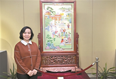 【中国梦·践行者】广彩大师翟惠玲：不服输 45年就做一件事