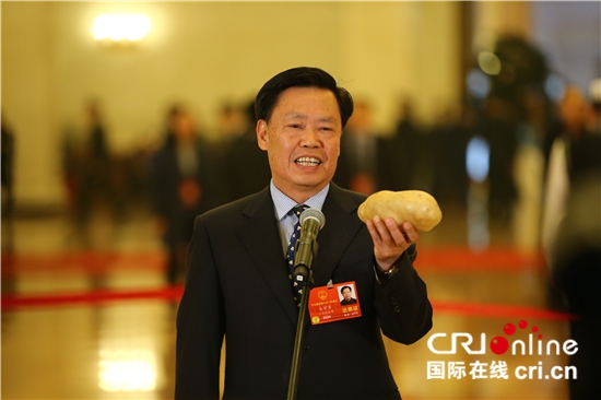 镁锭、土豆等特色产品亮相“代表通道” 镁锭、土豆等特色产品亮相“代表通道”