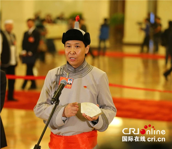 镁锭、土豆等特色产品亮相“代表通道” 镁锭、土豆等特色产品亮相“代表通道”