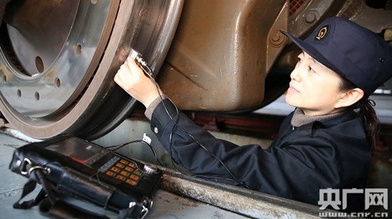 王娟正在对零件进行检查(中国铁路济南局集团公司供图) 王娟正在对零件进行检查(中国铁路济南局集团公司供图)