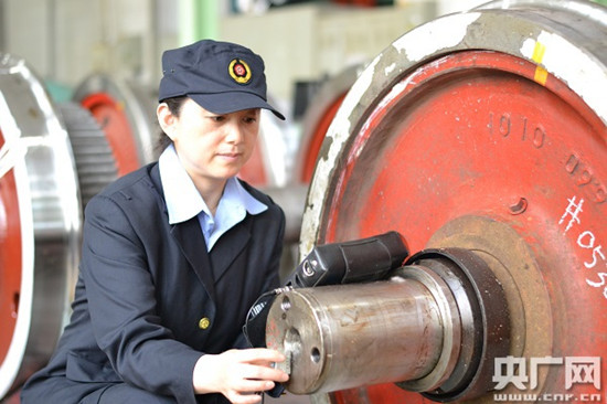 王娟正在对零件进行检查(中国铁路济南局集团公司供图) 王娟正在对零件进行检查(中国铁路济南局集团公司供图)
