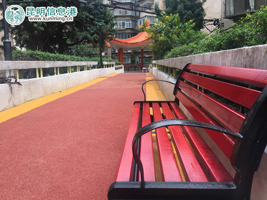 图为益康路社区2号院“空中”铺设健康步道 图为益康路社区2号院“空中”铺设健康步道
