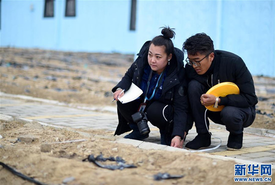 索朗央吉(左)与村干部测量房前屋后的地,准备种植玫瑰、牧草等(3月6日摄)。新华社记者 觉果 摄 索朗央吉(左)与村干部测量房前屋后的地,准备种植玫瑰、牧草等(3月6日摄)。新华社记者 觉果 摄
