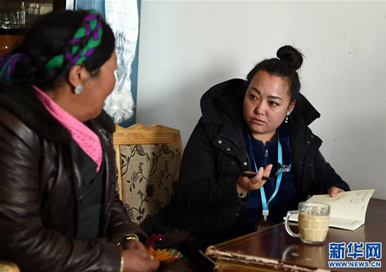 索朗央吉(右)与村民商量编制规划(3月6日摄)。新华社记者 觉果 摄 索朗央吉(右)与村民商量编制规划(3月6日摄)。新华社记者 觉果 摄