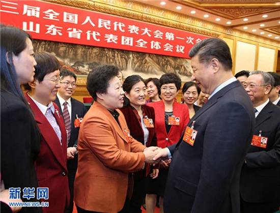 习近平同全国人大代表卓长立握手 习近平同全国人大代表卓长立握手