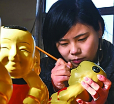 河北“三痴斋”泥塑大院的农家艺人在制作泥塑福娃。新华社发