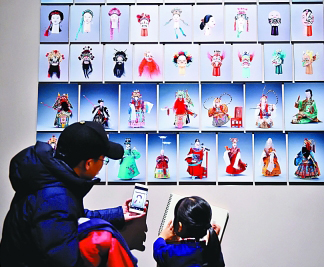 国家博物馆，一名小朋友在木偶艺术展上写生。新华社发