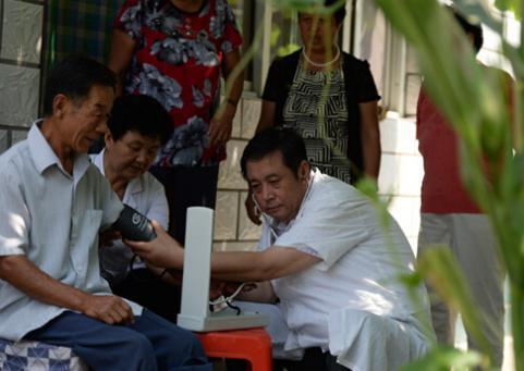 【中国梦实践者】骑行的“120”:900多张欠条永不催要 【中国梦实践者】骑行的“120”:900多张欠条永不催要