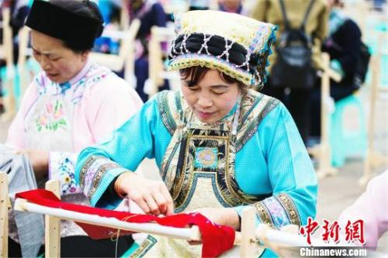 代表带着“非遗”上两会:非遗传承要“动起来”而非“冻起来” 代表带着“非遗”上两会:非遗传承要“动起来”而非“冻起来”