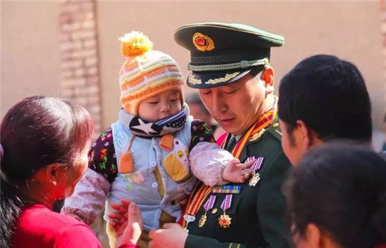 军微观两会｜增强军人荣誉感，让全社会看到战旗上的铁血荣光