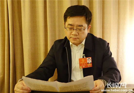 全国人大代表于泳。记者胥文燕 摄