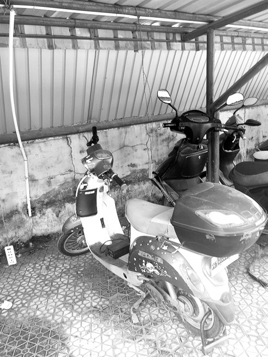 电源随意分支 昆明电动车停车棚安全隐患大 电源随意分支 昆明电动车停车棚安全隐患大