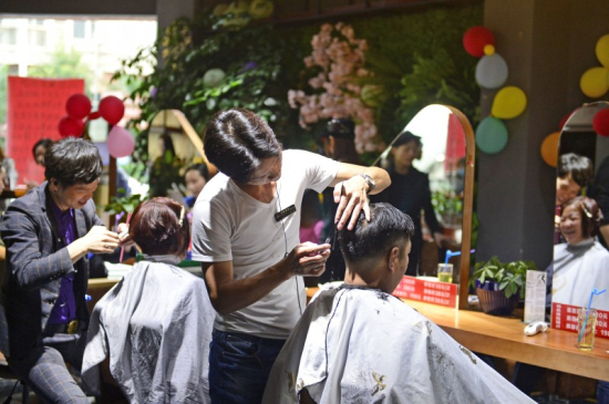 “二月二”昆明理发店爆满 多数未涨价