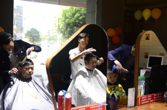 “二月二”昆明理发店爆满 多数未涨价