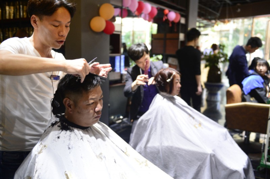 “二月二”昆明理发店爆满 多数未涨价