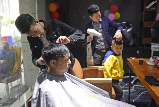 “二月二”昆明理发店爆满 多数未涨价
