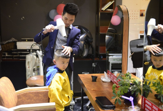 “二月二”昆明理发店爆满 多数未涨价