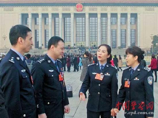 3月18日,十三届全国人大一次会议举行第六次全体会议。会前,公安系统人大代表热烈讨论。中国警察网记者邬春阳 摄 3月18日,十三届全国人大一次会议举行第六次全体会议。会前,公安系统人大代表热烈讨论。中国警察网记者邬春阳 摄