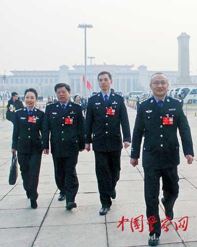 公安建设 平安中国 全国两会 毒品犯罪公安系统人大代表一齐走进人民大会堂。中国警察网记者付静 摄 公安建设 平安中国 全国两会 毒品犯罪公安系统人大代表一齐走进人民大会堂。中国警察网记者付静 摄
