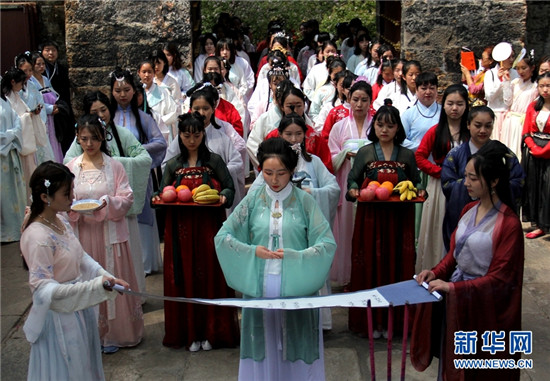昆明数百名“汉服女孩”共庆花朝节 衣袂飘飘古韵十足 昆明数百名“汉服女孩”共庆花朝节 衣袂飘飘古韵十足