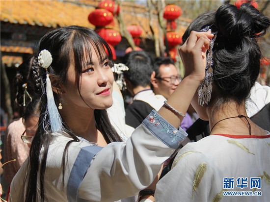 昆明数百名“汉服女孩”共庆花朝节 衣袂飘飘古韵十足 昆明数百名“汉服女孩”共庆花朝节 衣袂飘飘古韵十足